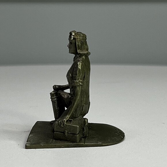 Franklin Mint Pewter Figurine "Giving Her All" 1938-1947 Collectible From 1980 - Picture 9 of 9